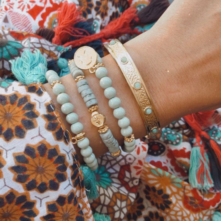 Orientalischer Schmuck, Armreifen mit hellblauen Perlen und goldenen Anhängern